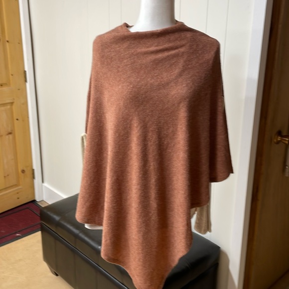 Shawl with cream at arm edges. - Picture 1 of 8